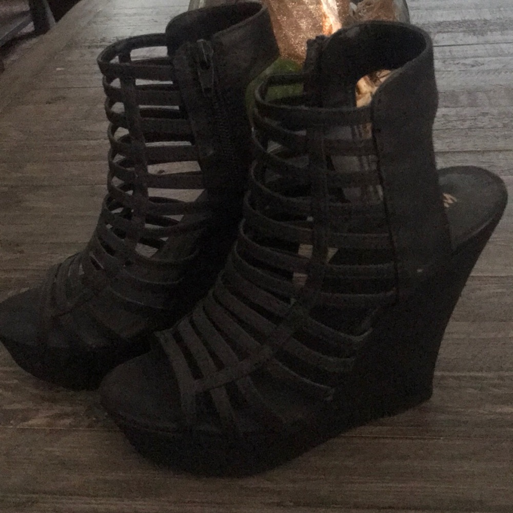 Size 8 black wedges